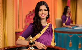 Tay vợt tennis đang giao bóng